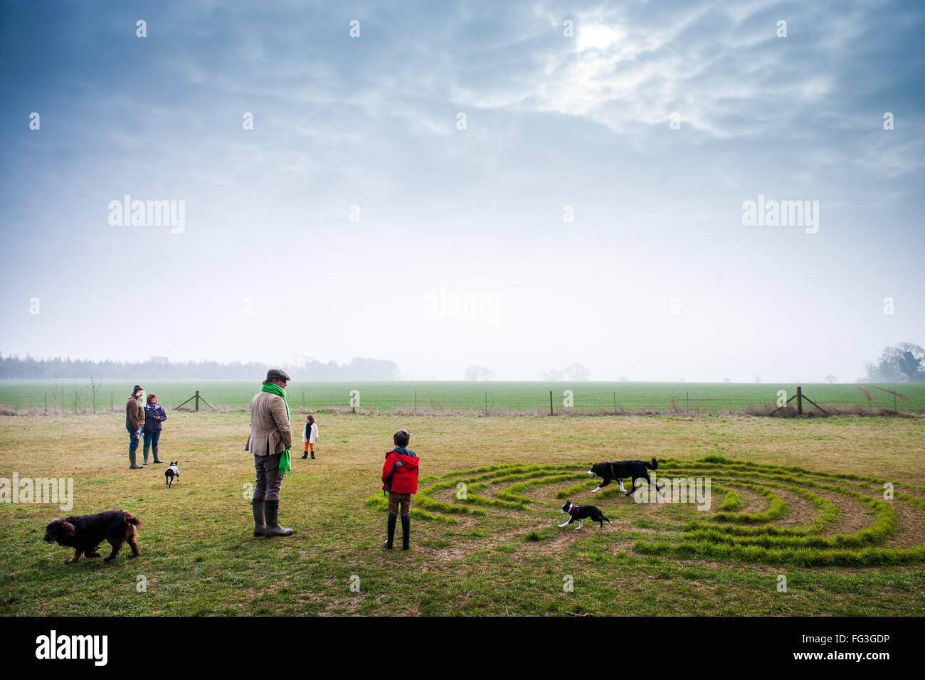 Familien warten total Solar eclipse bei Sonnenaufgang, gesehen bei Rollright Stones, in der Nähe von Chippng Norton, Oxfordshire, Vereinigtes Königreich Stockfoto