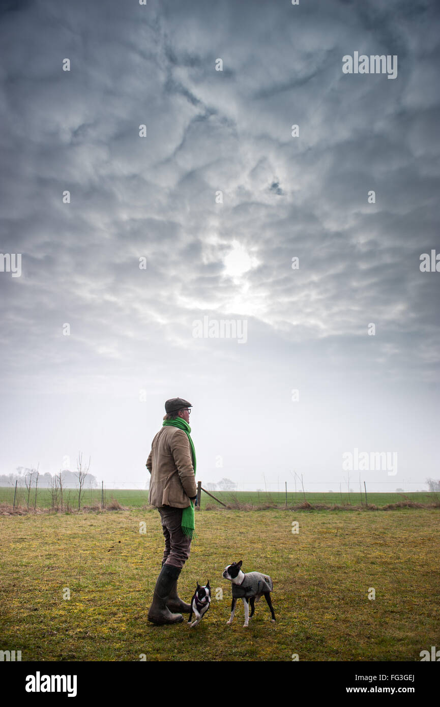 Familien warten total Solar eclipse bei Sonnenaufgang, gesehen bei Rollright Stones, in der Nähe von Chippng Norton, Oxfordshire, Vereinigtes Königreich Stockfoto