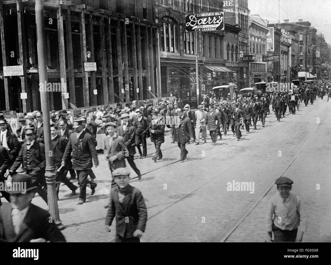 Straßenbahn Streik, c1913. /nStriking Straßenbahn Arbeiter marschieren in Cincinnati, Ohio. Fotografie, c1913. Stockfoto