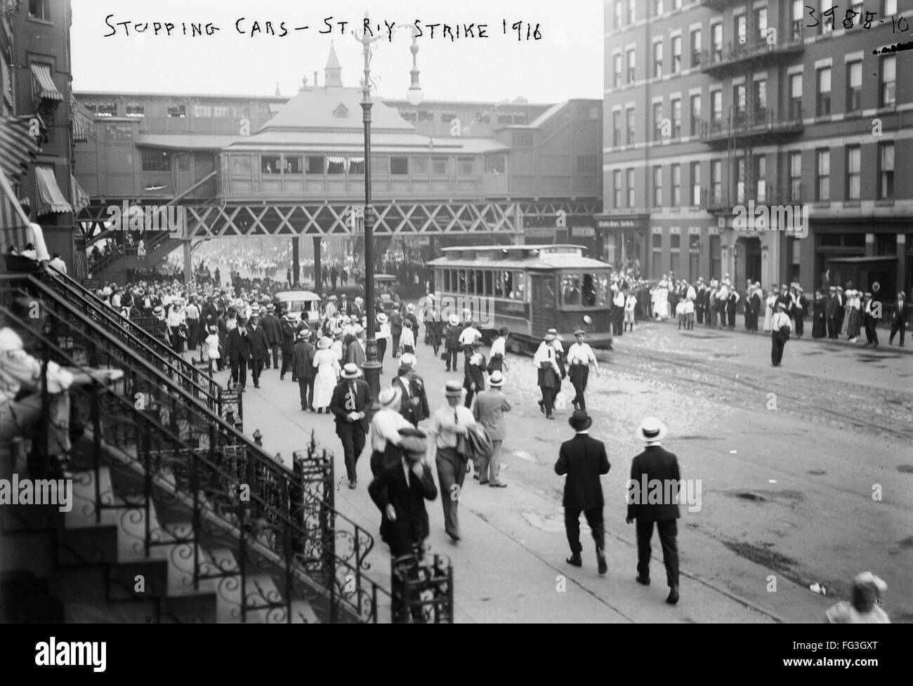 Straßenbahn Streik, 1916. / nStriking Straßenbahn Arbeiter stoppen Straßenbahnen /nin New York City. Fotografie, 1916. Stockfoto
