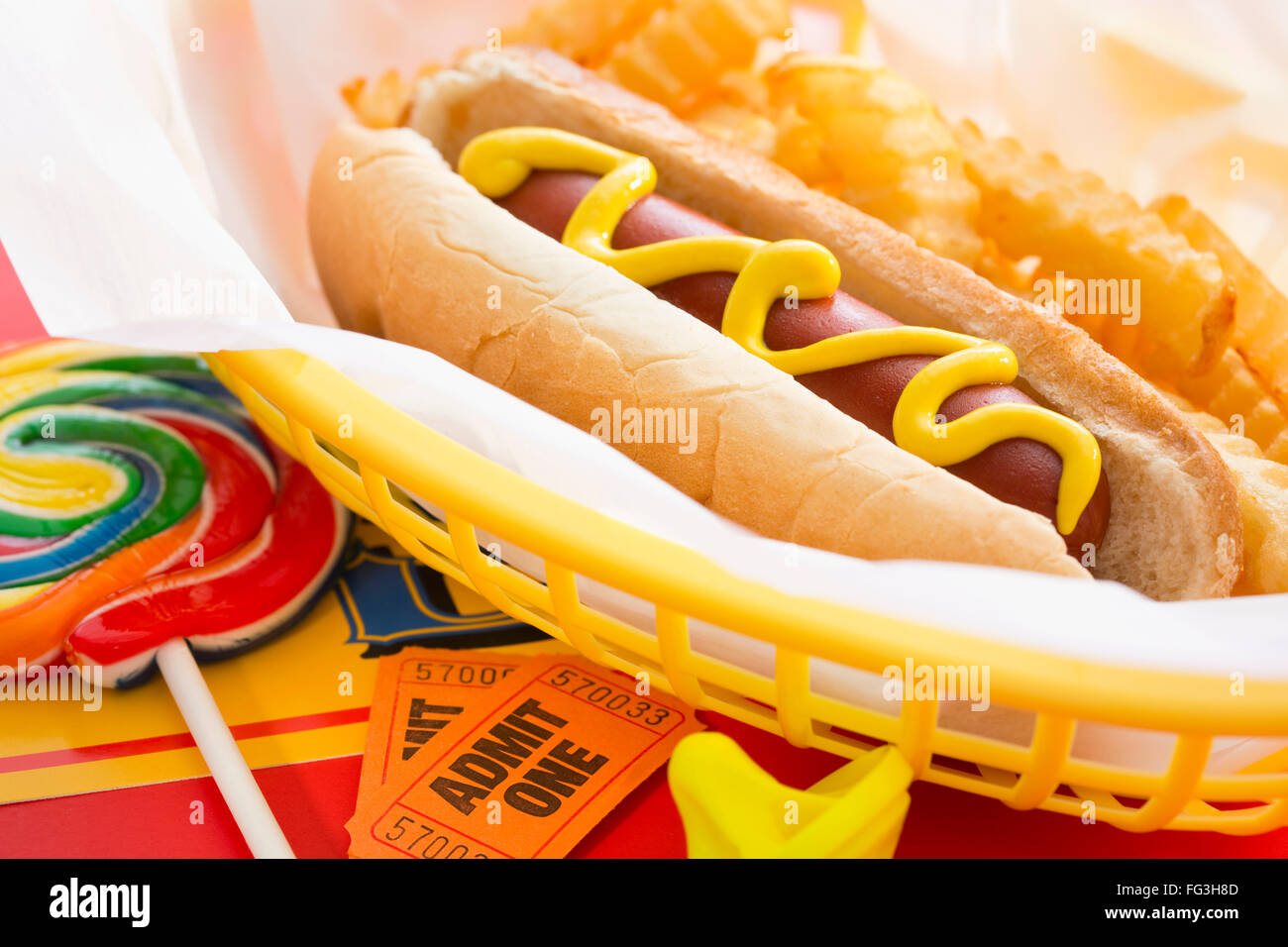 Hot Dog mit Pommes frites im Korb Stockfoto