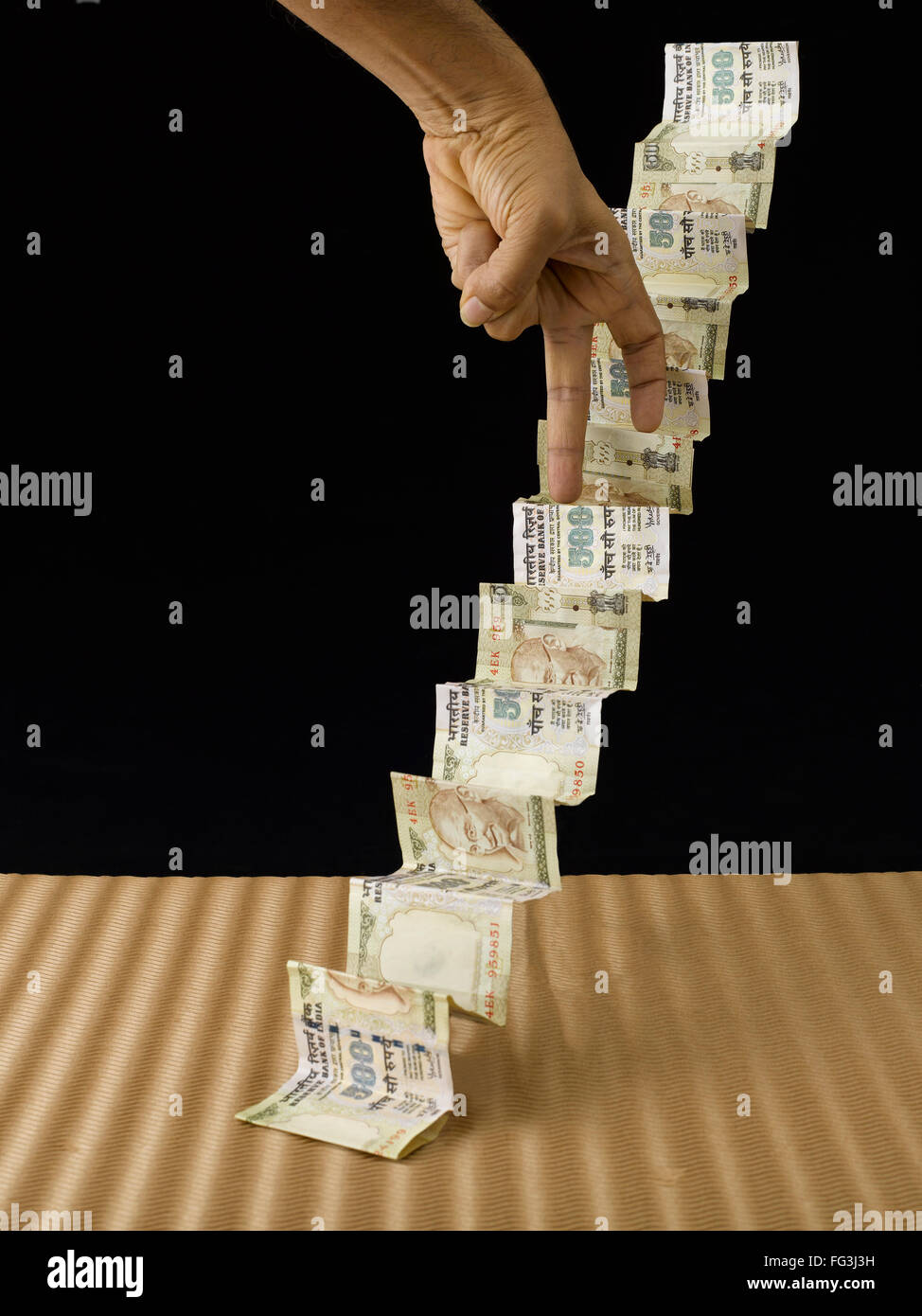 Geld Schritte Erfolg auf schwarzem Hintergrund Stockfoto