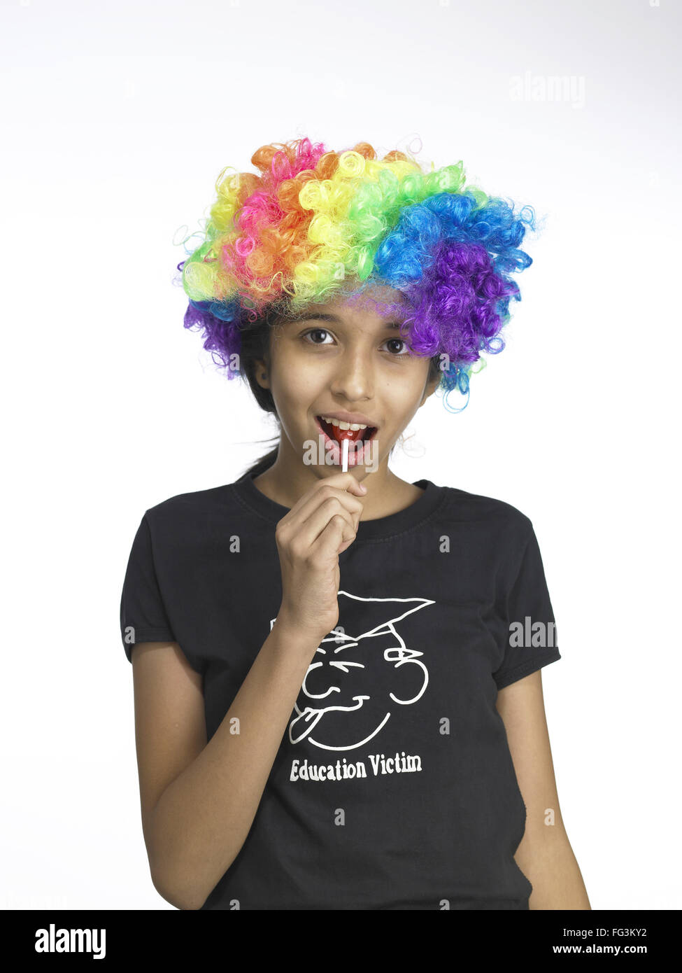 South Asian junge Inderin in bunten Frisur mit Lollipop in Hand Herr  Stockfotografie - Alamy