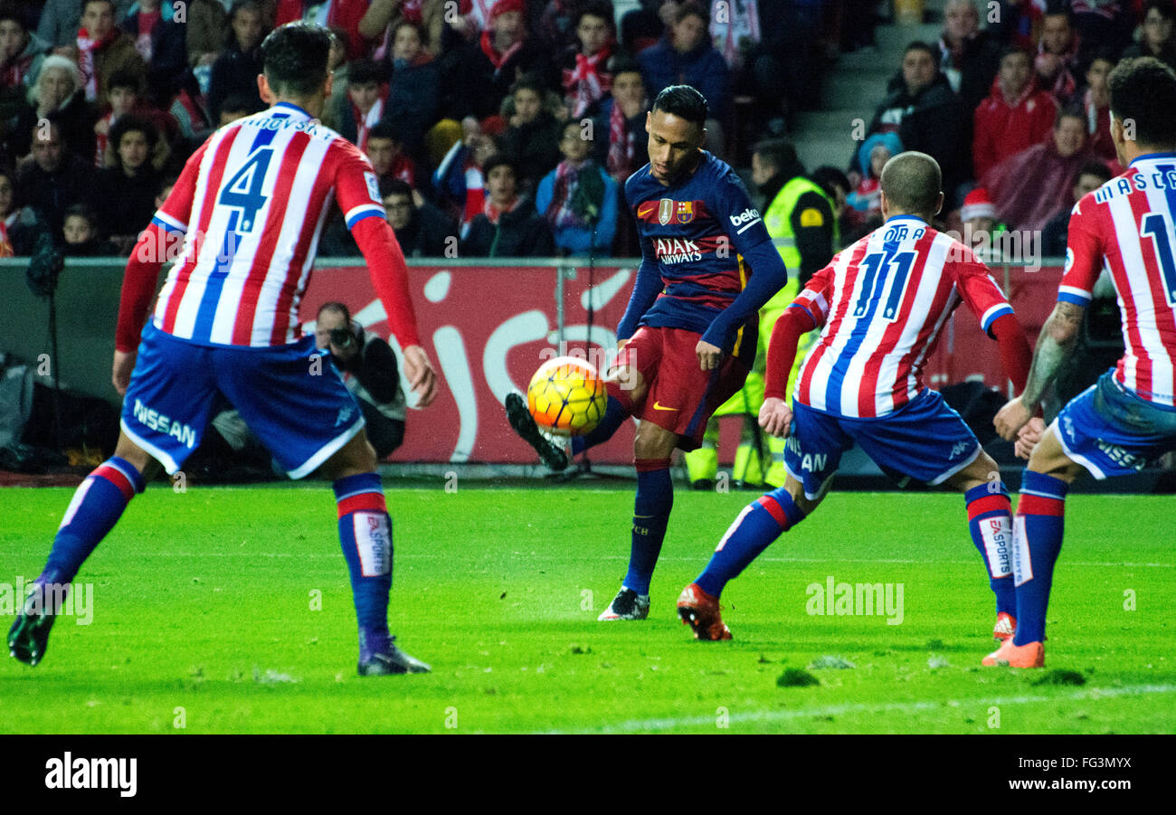 Gijón, Spanien. 17. Februar 2016. Neymar Jr. (vorwärts, FC Barcelona) findet ein Shooting während Fußballspiel des spanischen "La Liga" zwischen Real Sporting de Gijon und FC Barcelona Stadium Molinón am 17. Februar 2016 in Gijon, Spanien. Bildnachweis: David Gato/Alamy Live-Nachrichten Stockfoto