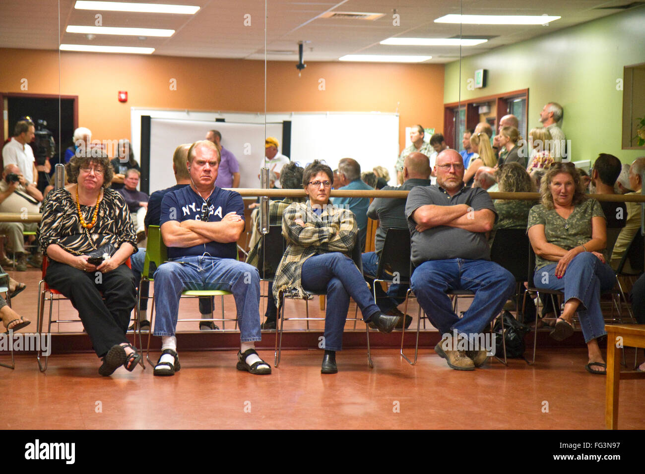Unglückliche Bürger in einer öffentlichen Sitzung der Nachbarschaft in Boise, Idaho, USA. Stockfoto
