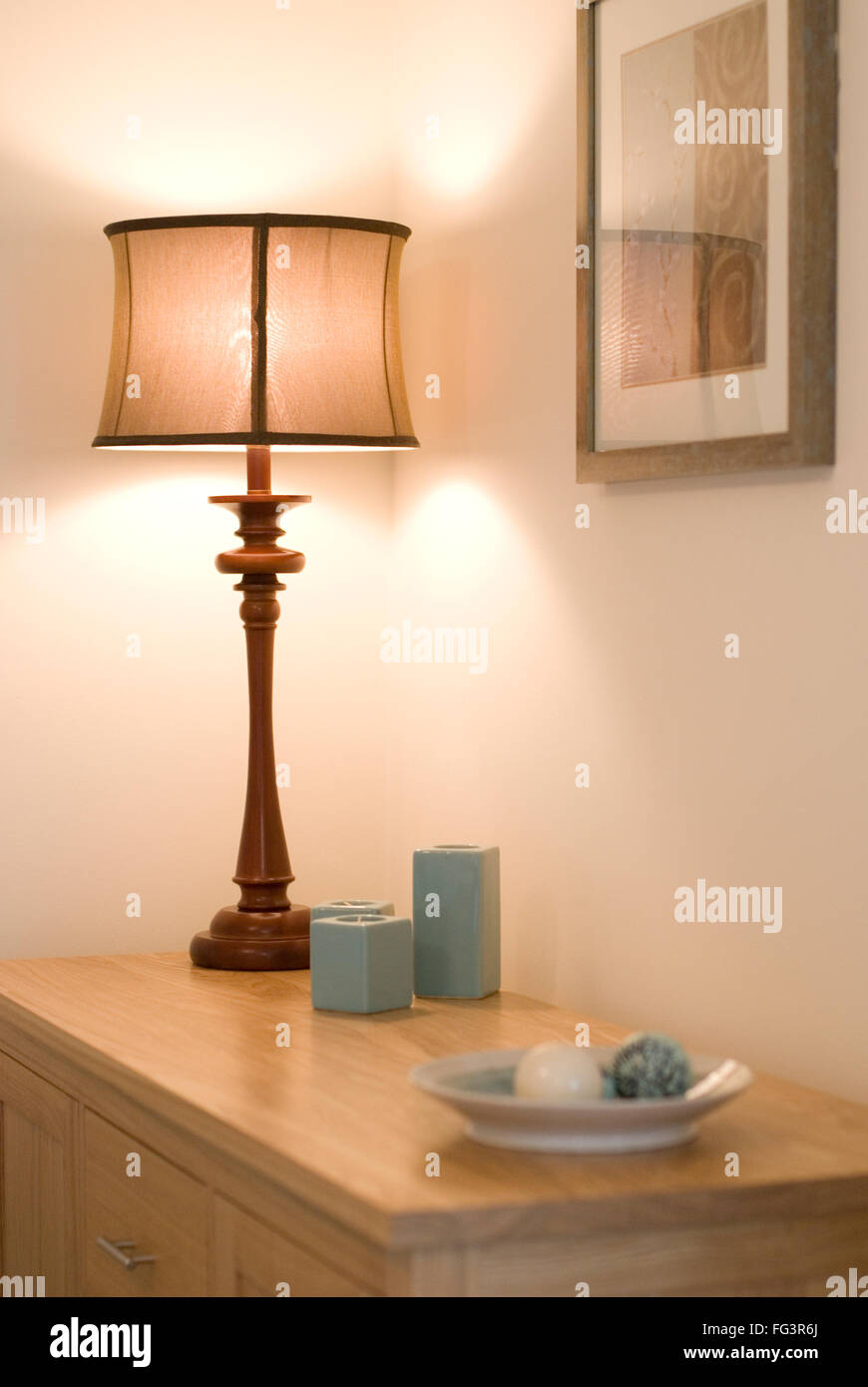 Die traditionelle Lampe neben zeitgenössischen Möbeln in modernem Wohnraum Stockfoto