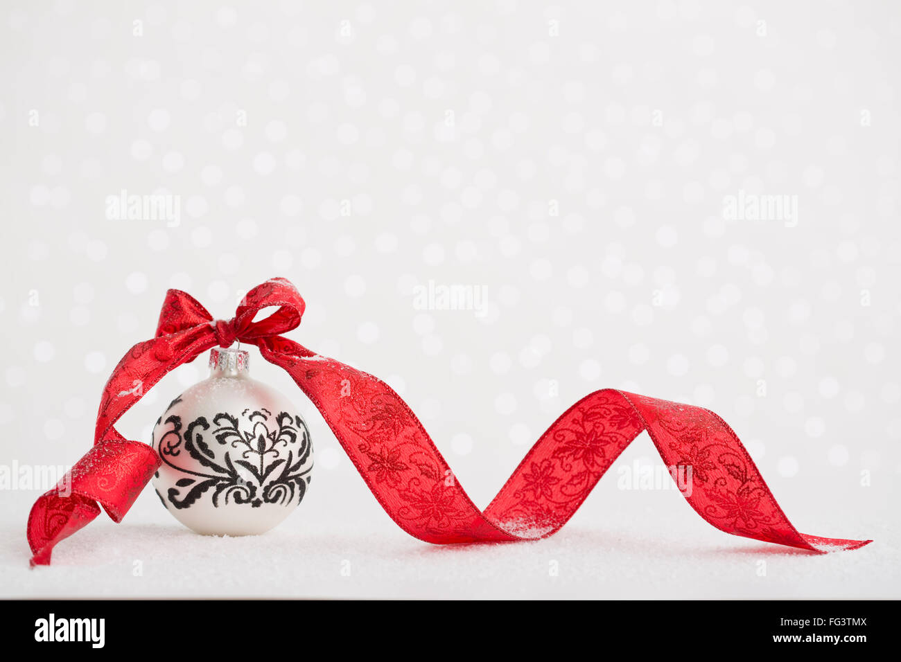 Studioaufnahme von Weihnachtskugel auf weißem Hintergrund Stockfoto