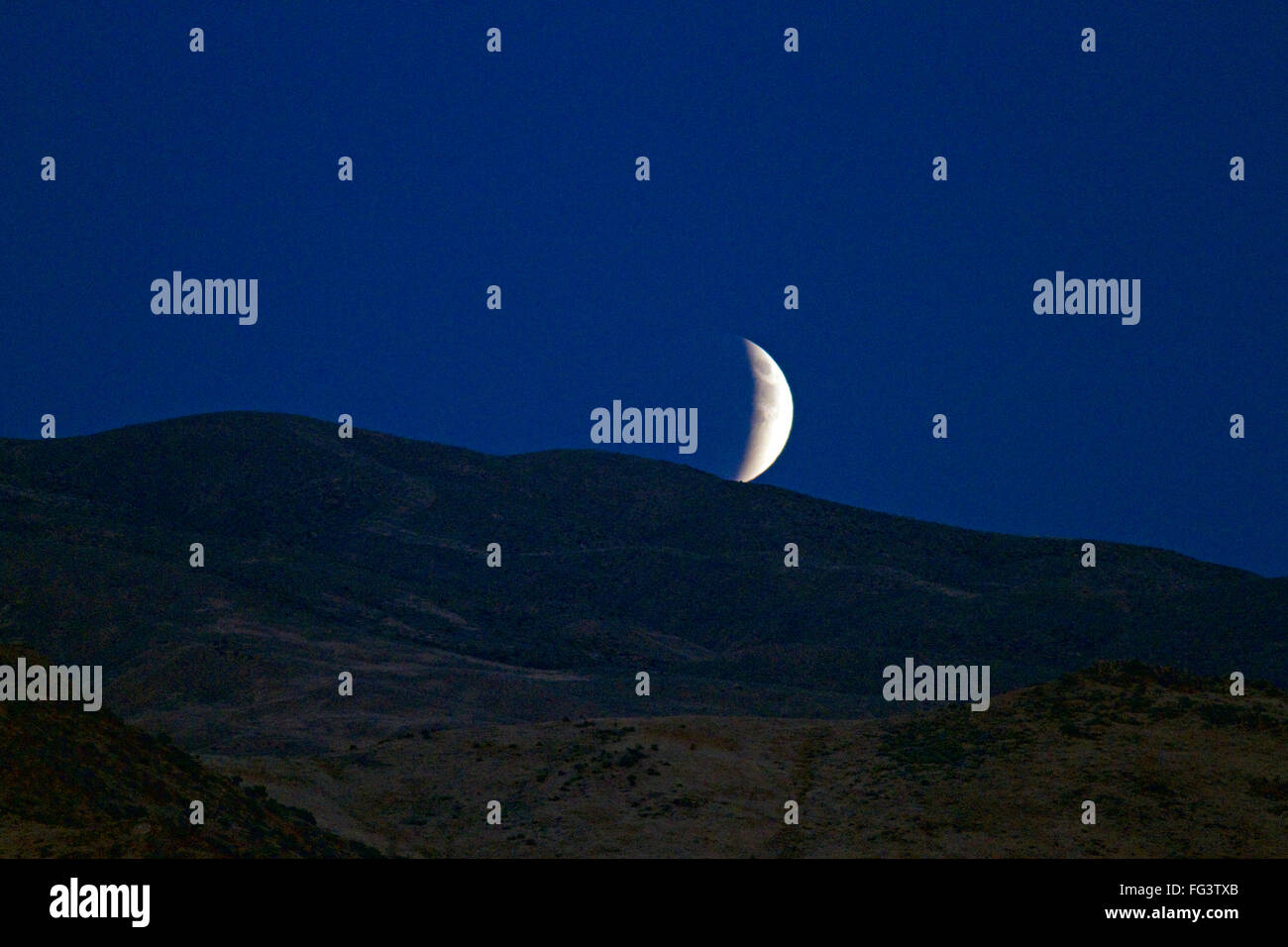 Mondfinsternis am Nachthimmel erhebt sich über Boise, Idaho, USA. Stockfoto