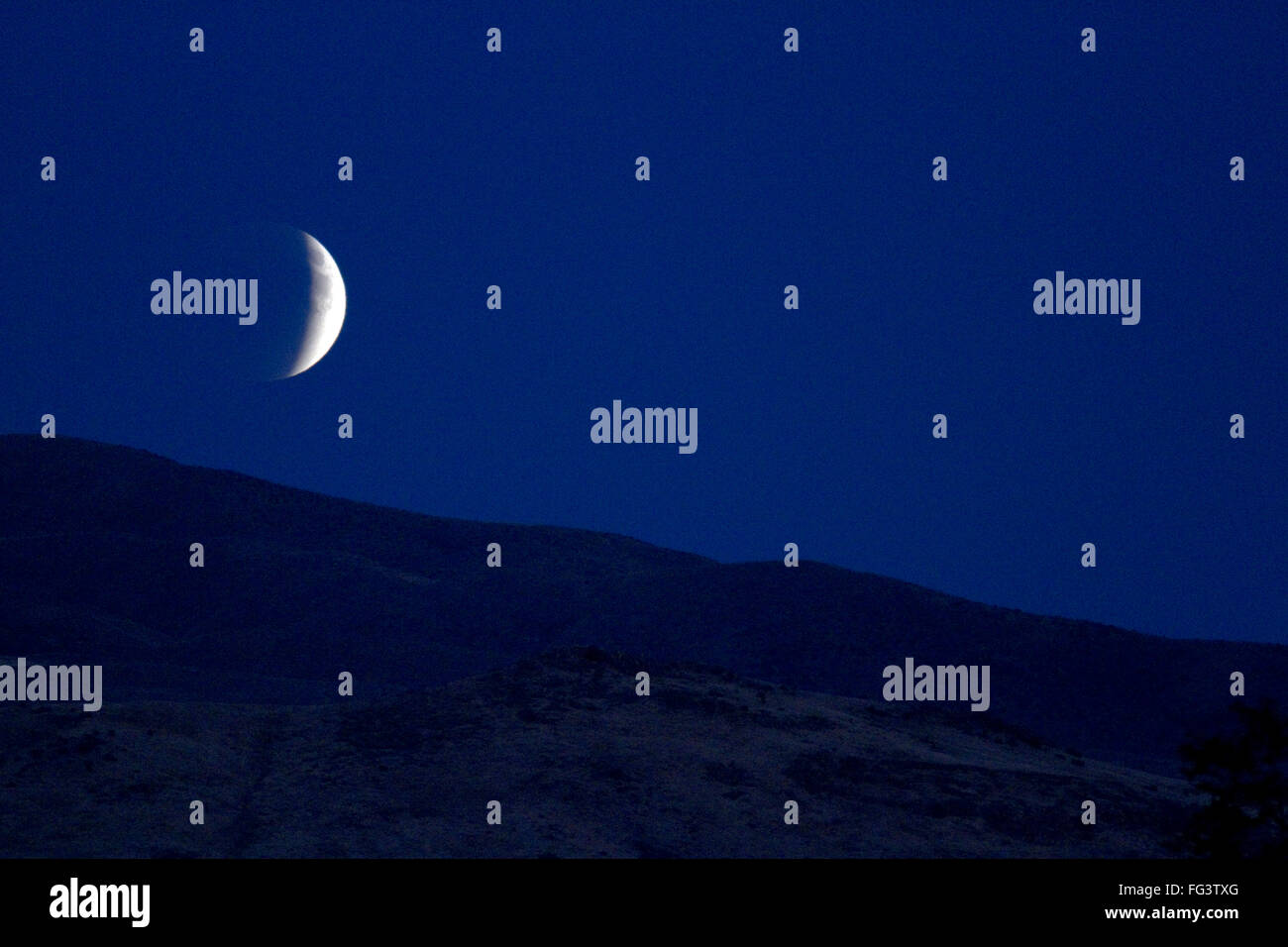 Mondfinsternis am Nachthimmel erhebt sich über Boise, Idaho, USA. Stockfoto