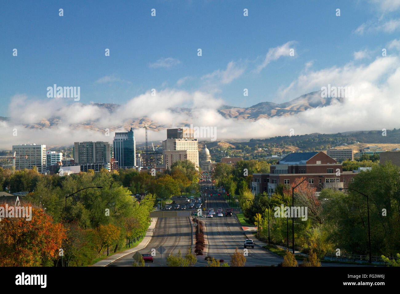 Blick auf Kapital Boulevard und das Idaho State Capitol Gebäude an einem nebligen Morgen in der Innenstadt von Boise, Idaho, USA. Stockfoto