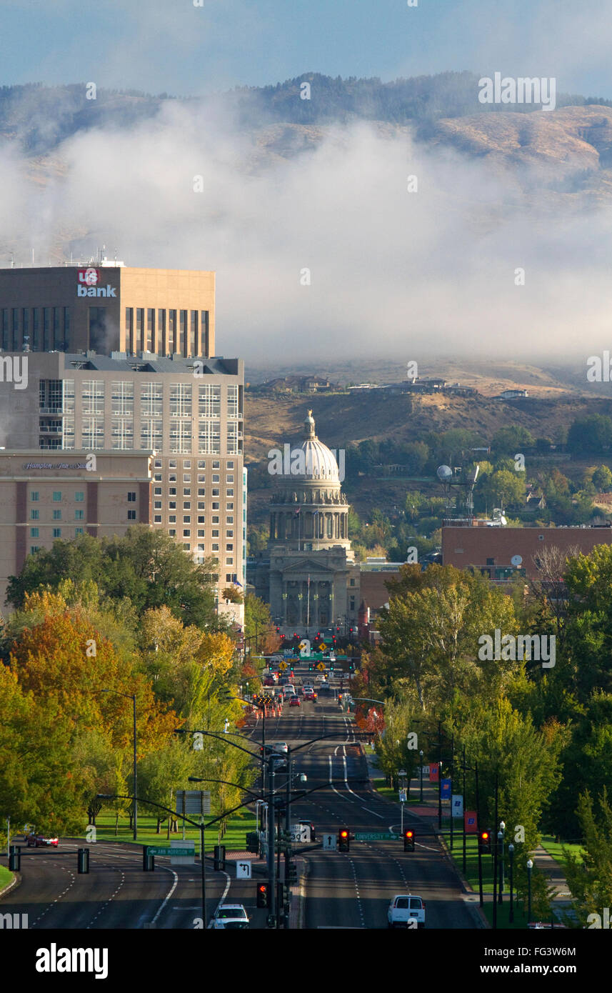 Blick auf Kapital Boulevard und das Idaho State Capitol Gebäude an einem nebligen Morgen in der Innenstadt von Boise, Idaho, USA. Stockfoto