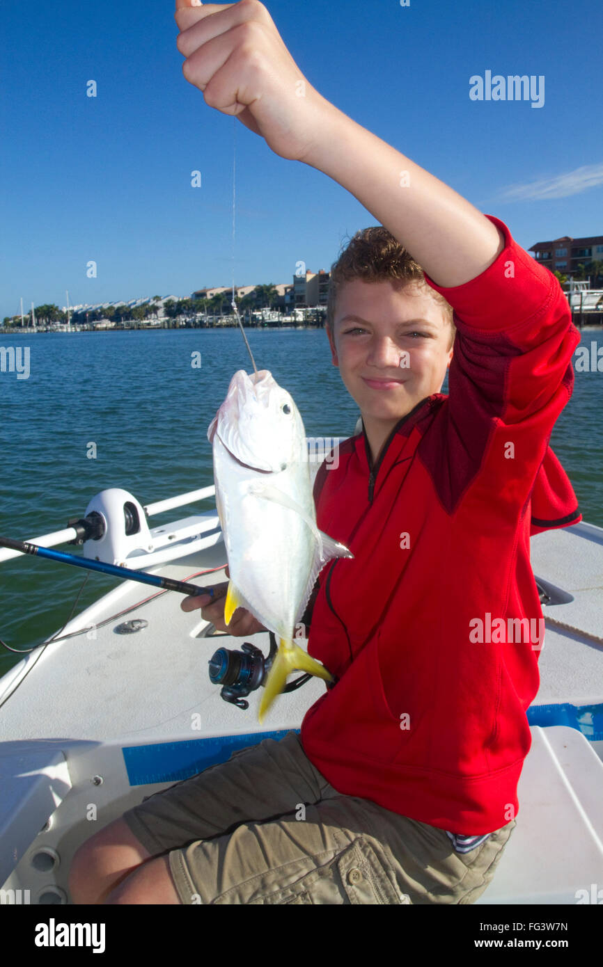 11 Jahre alter Junge hält seinen Fang ein Jack Cravalle Salzwasserfische in Florida, USA. HERR Stockfoto