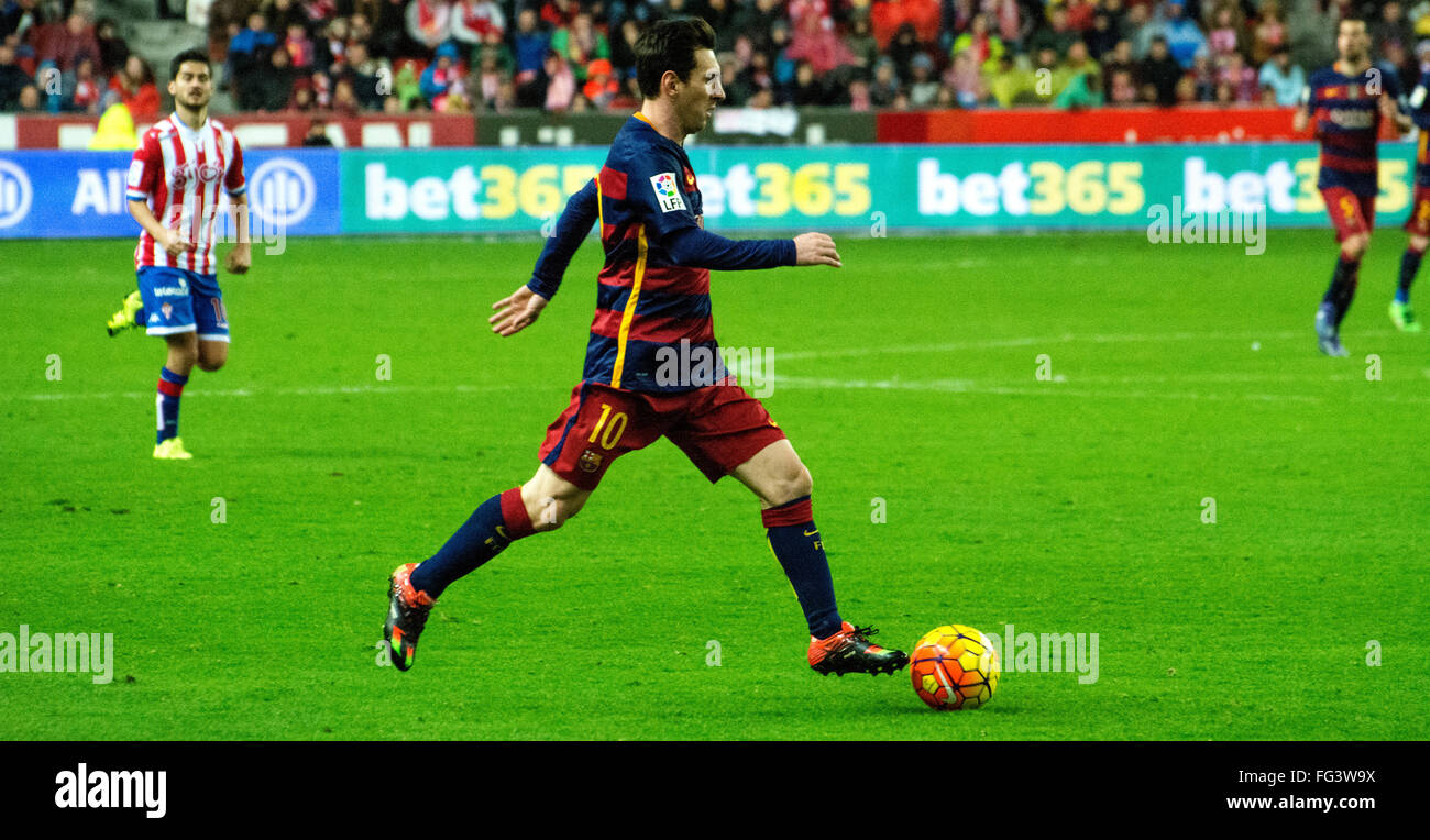 Gijón, Spanien. 17. Februar 2016. Lionel Messi (vorwärts, FC Barcelona) in Aktion während Fußball-Spiel des spanischen "La Liga" zwischen Real Sporting de Gijon und FC Barcelona Stadium Molinón am 17. Februar 2016 in Gijon, Spanien. Bildnachweis: David Gato/Alamy Live-Nachrichten Stockfoto