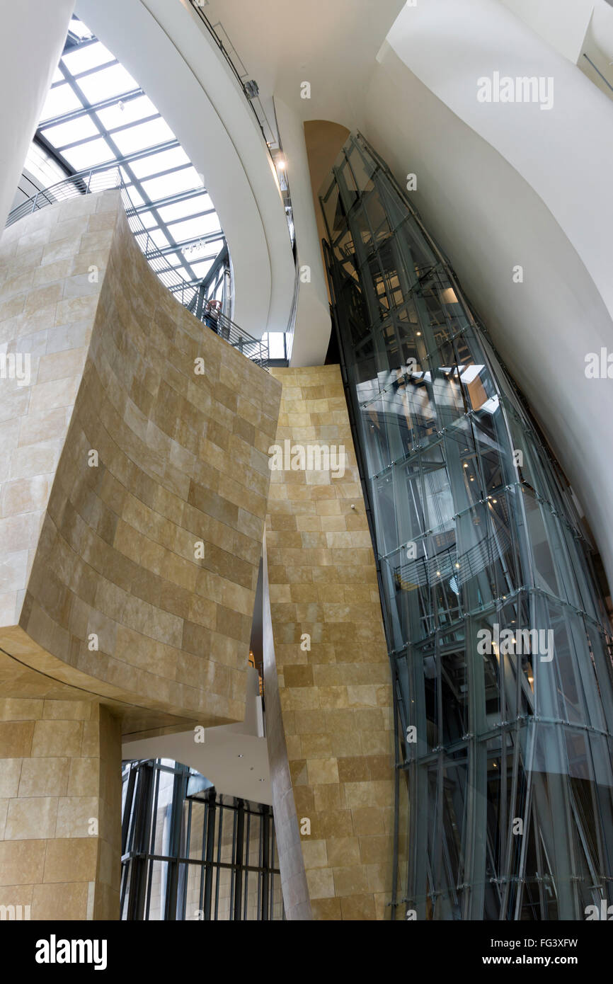 Innenansicht des Museo Guggenheim Bilbao in Spanien Stockfoto