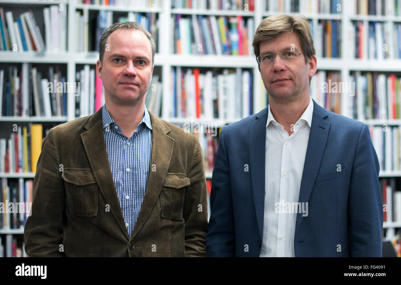 Berlin, Deutschland. 17. Februar 2016. Chefredakteur der Zeitschrift "Cicero", stehen Christoph Schwennicke (r) und Stellvertretender Redakteur Chef Alexander Marguier in der Redaktion der Zeitschrift in Berlin, Deutschland, 17. Februar 2016. Schweizer Verlag "Ringier Verlag" wird zu "Cicero" und "Monopol" Magazin, das Magazin Chefredakteure Schwennicke und Marguier, offiziell am 1. Mai 2016 verkaufen. Foto: Bernd von Jutrczenka/Dpa/Alamy Live News Stockfoto