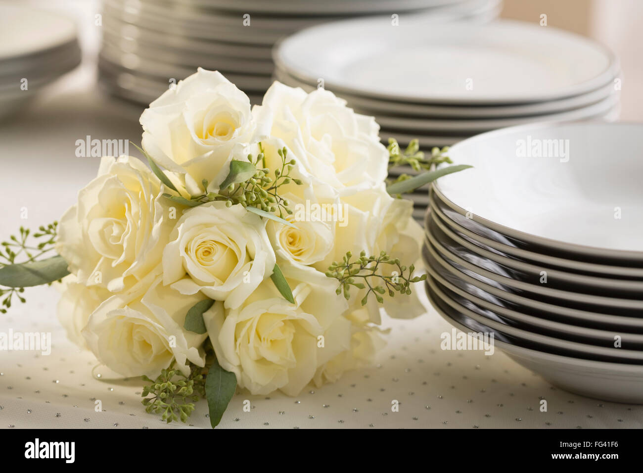 Studioaufnahme von Strauß Rosen auf Tisch Stockfoto