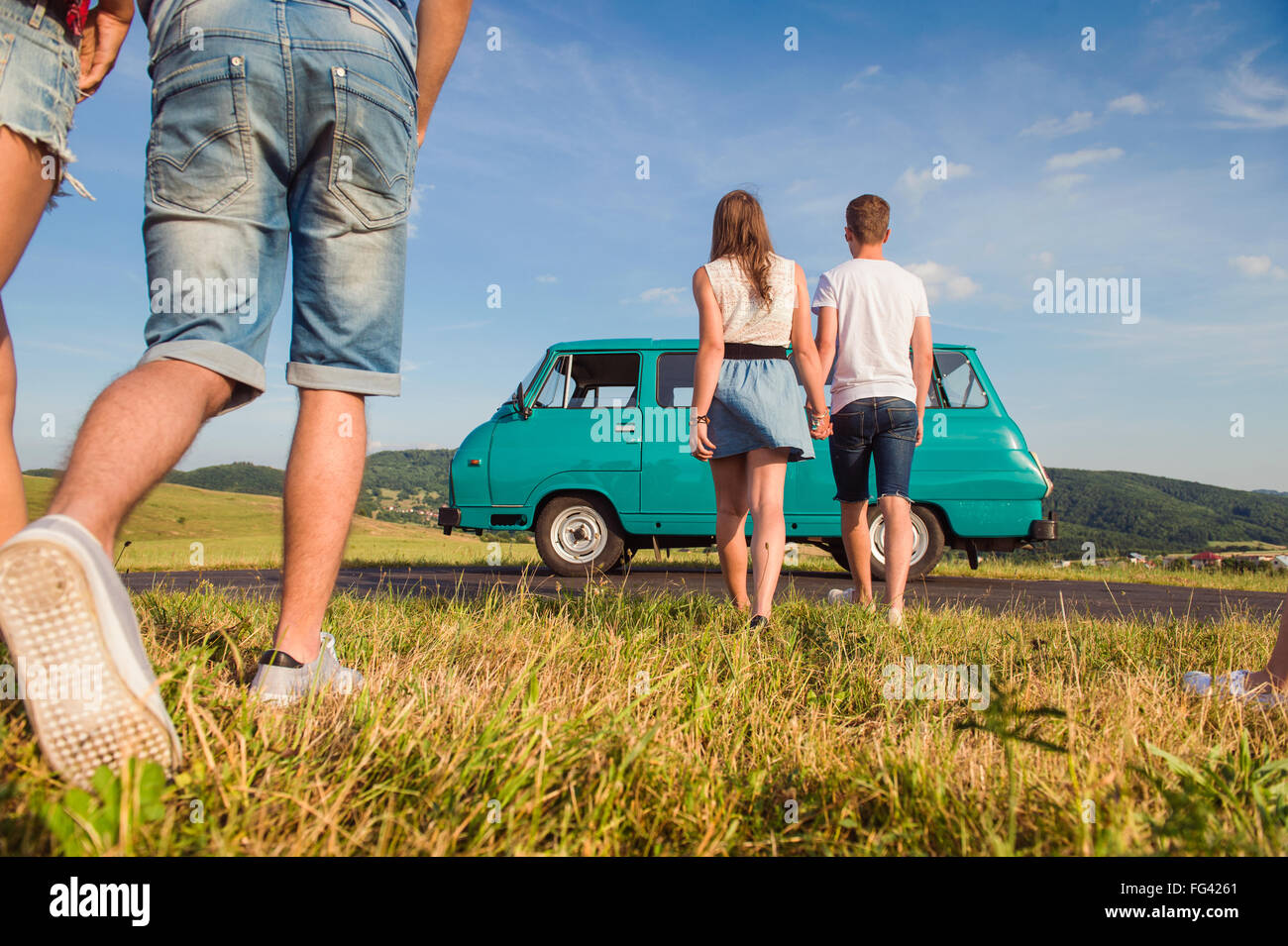 Paare in der Liebe, Natur, blauer Himmel, Wohnmobil, Ansicht von hinten Stockfoto