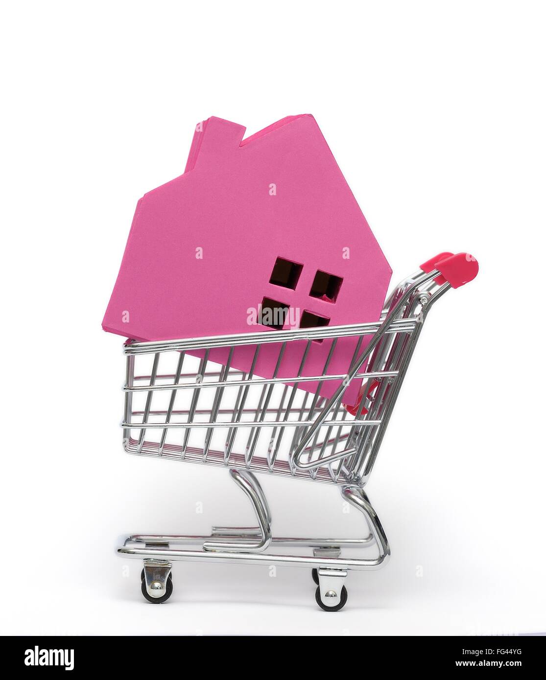 Papierblock in Form eines Hauses in einem Supermarkteinkaufswagen Stockfoto