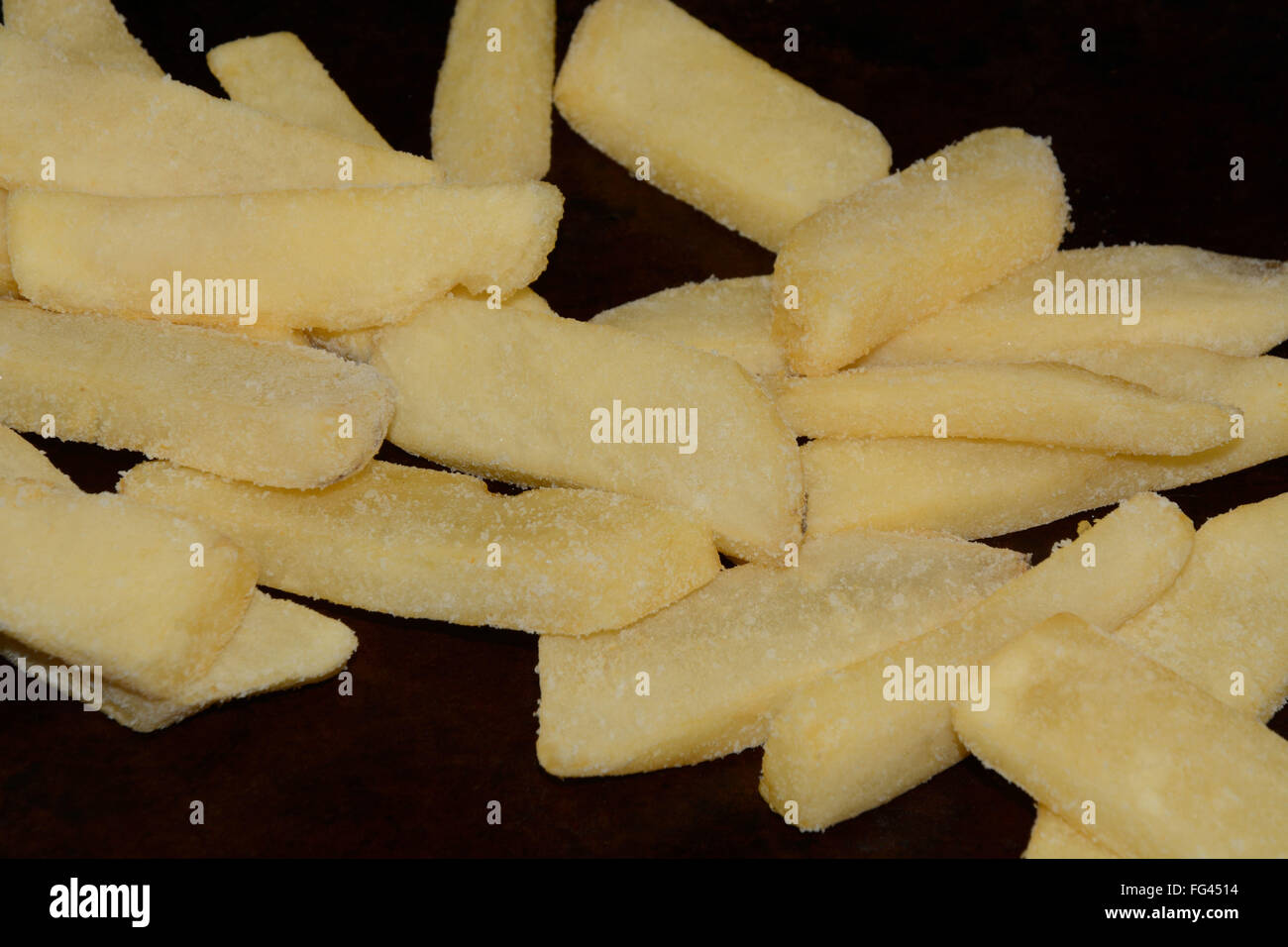 Gefrorene Steak Frites auf Backblech Stockfoto