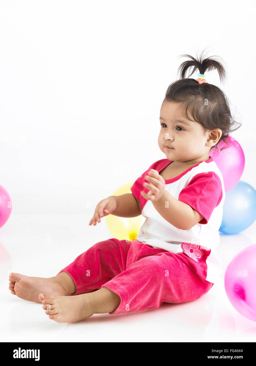 Freudige indischen Baby Mädchen tragen Kleid Spiel mit Ballon Herr #702O Stockfoto