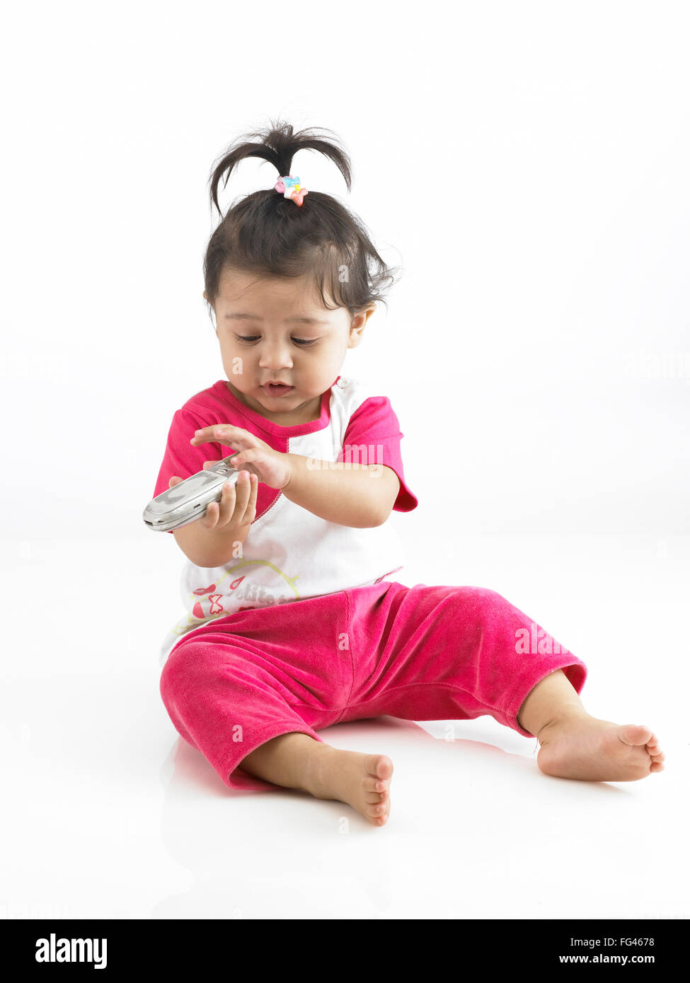 Freudige indischen Baby Mädchen tragen Kleid Spiel mit mobilen Herr #702O Stockfoto
