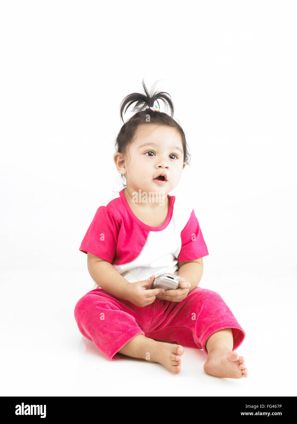 Freudige indischen Baby-Mädchen Kleid hält mobile Herr #702O Stockfoto