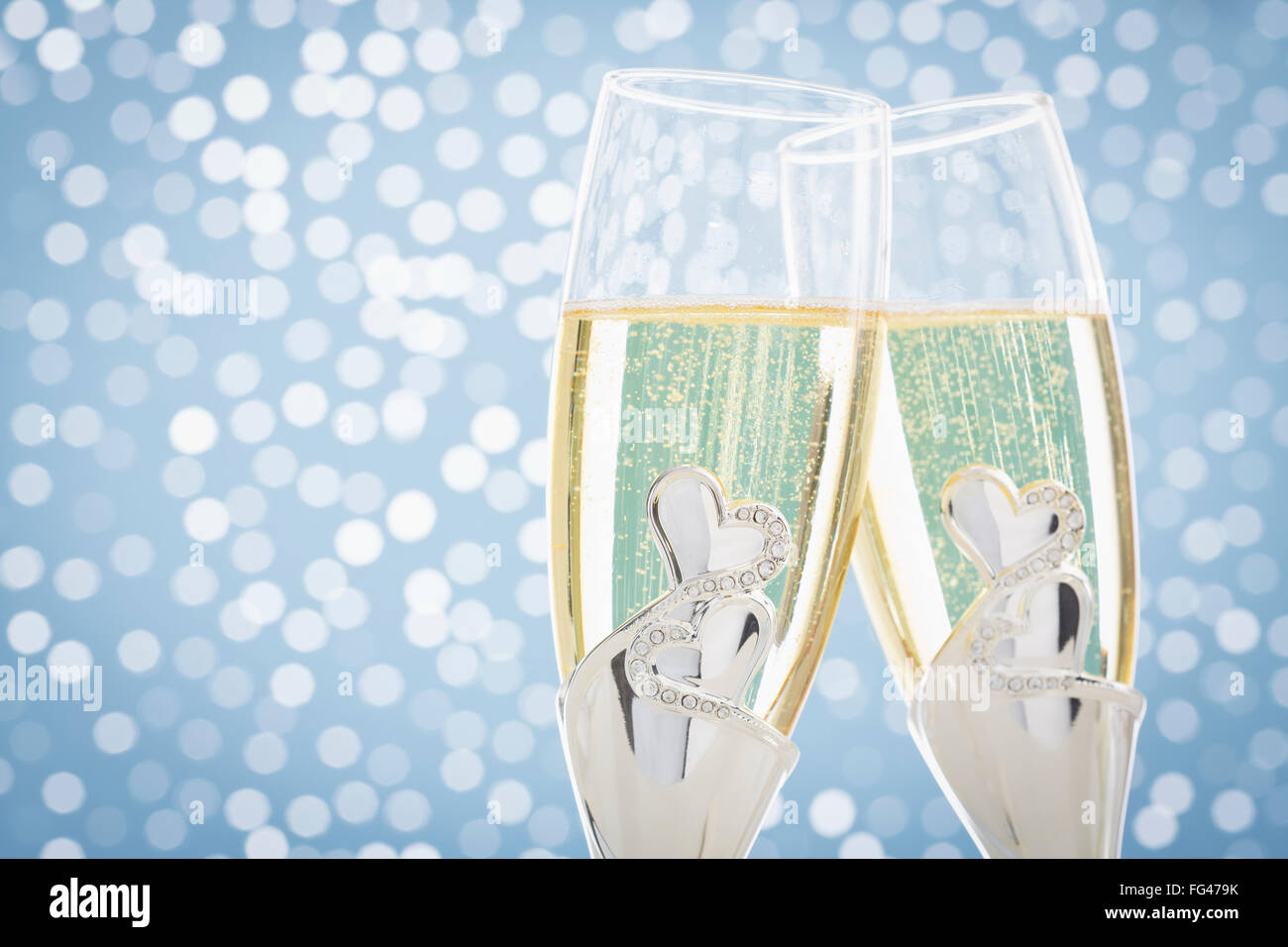 Studioaufnahme von zwei dekorierte Champagnerflöten Stockfoto