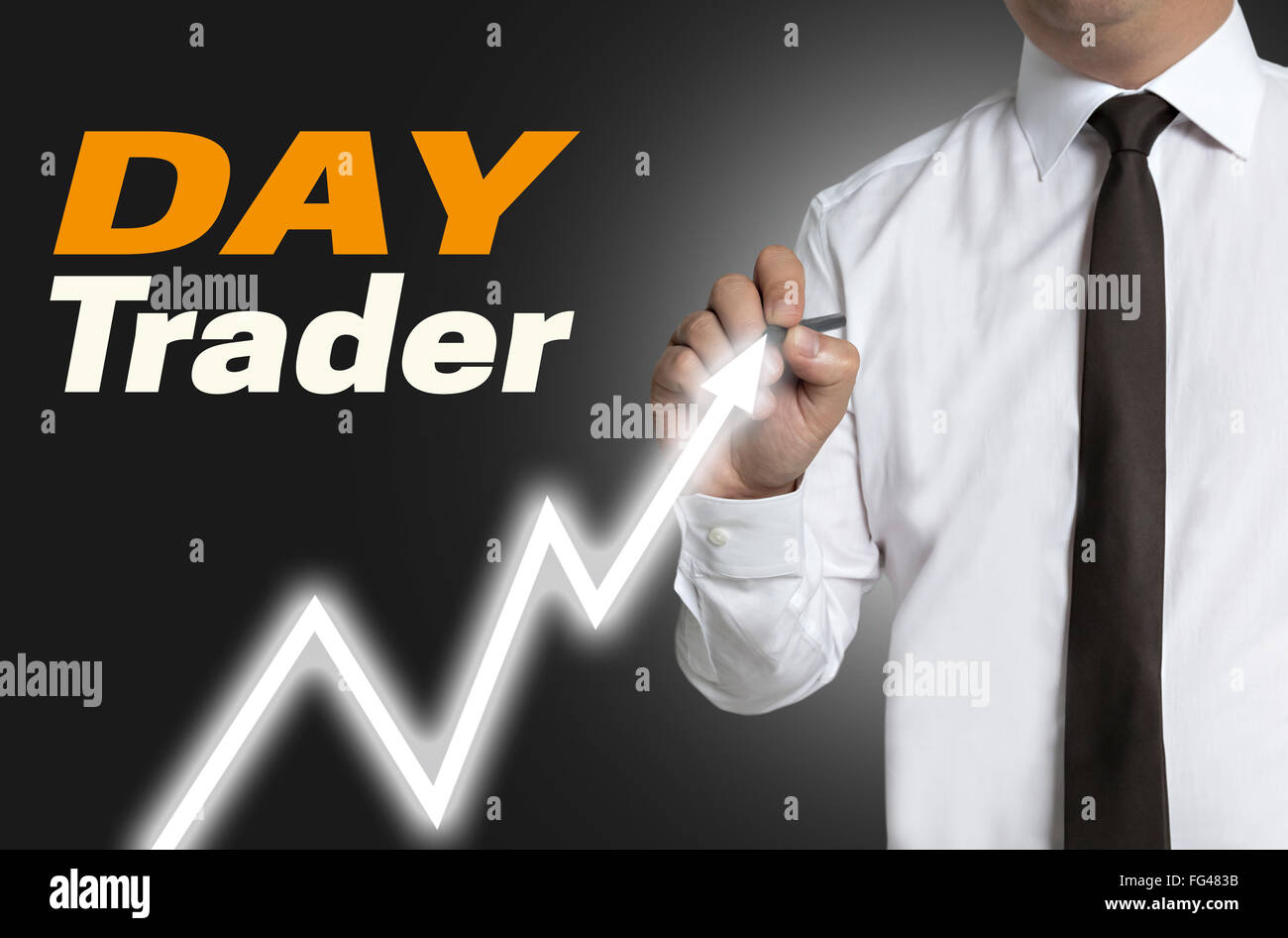Daytrader zieht Marktpreis auf Touchscreen. Stockfoto
