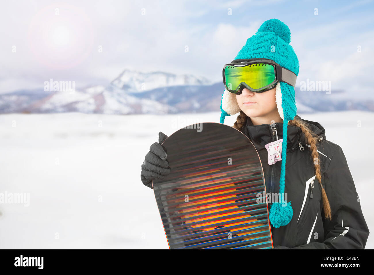 Teenager-Mädchen (16-17) mit snowboard Stockfoto