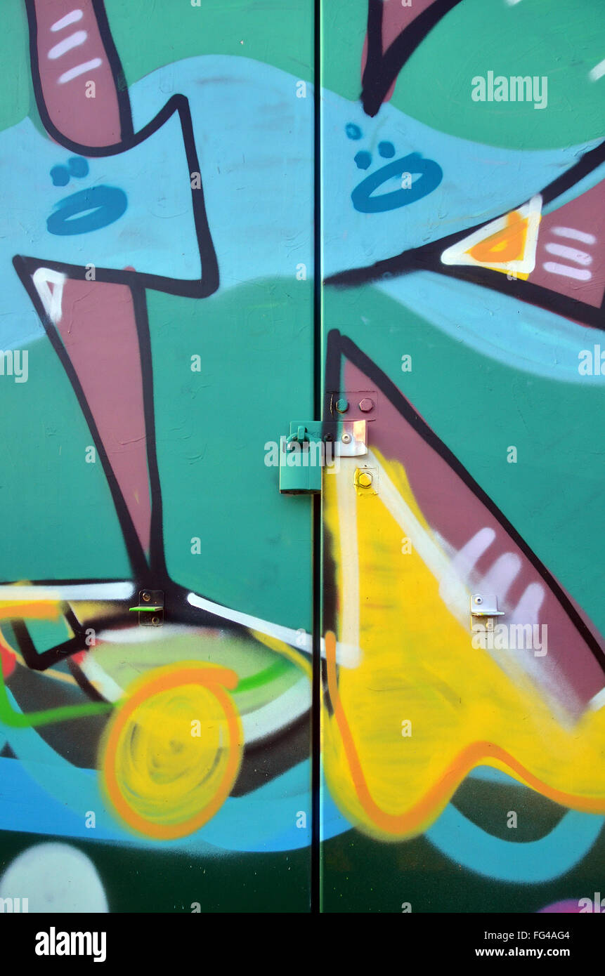 Vorhängeschloss Tür des Rates Eigenschaft in Graffiti bedeckt. Stockfoto