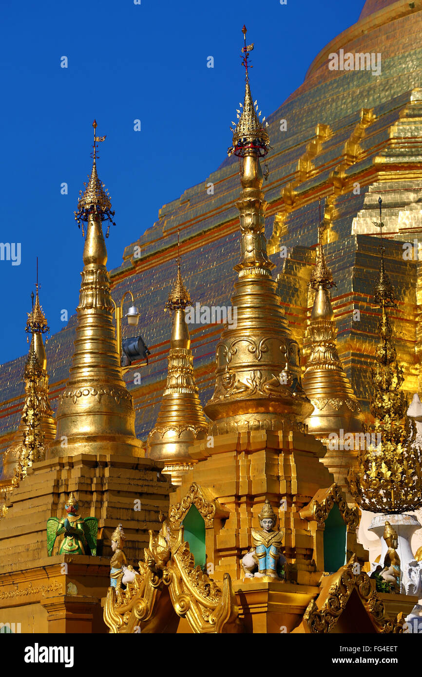 Goldene Stupa und Türme an der Shwedagon-Pagode in Yangon, Myanmar Stockfoto