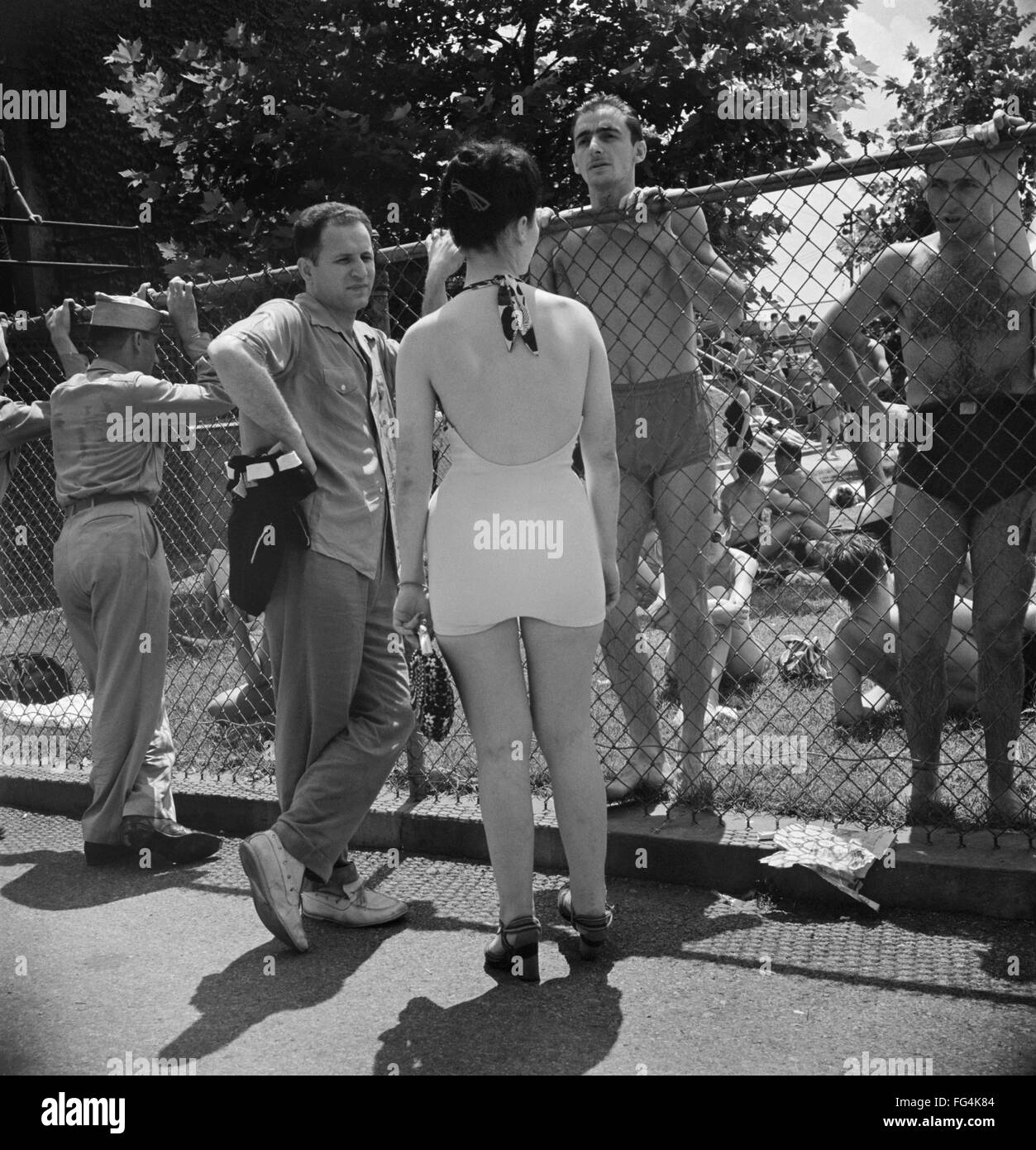 SCHWIMMBAD, 1942. /nBathers in den kommunalen Pool in Washington D.C., Foto von Marjory Collins, 1942 zu warten. Stockfoto