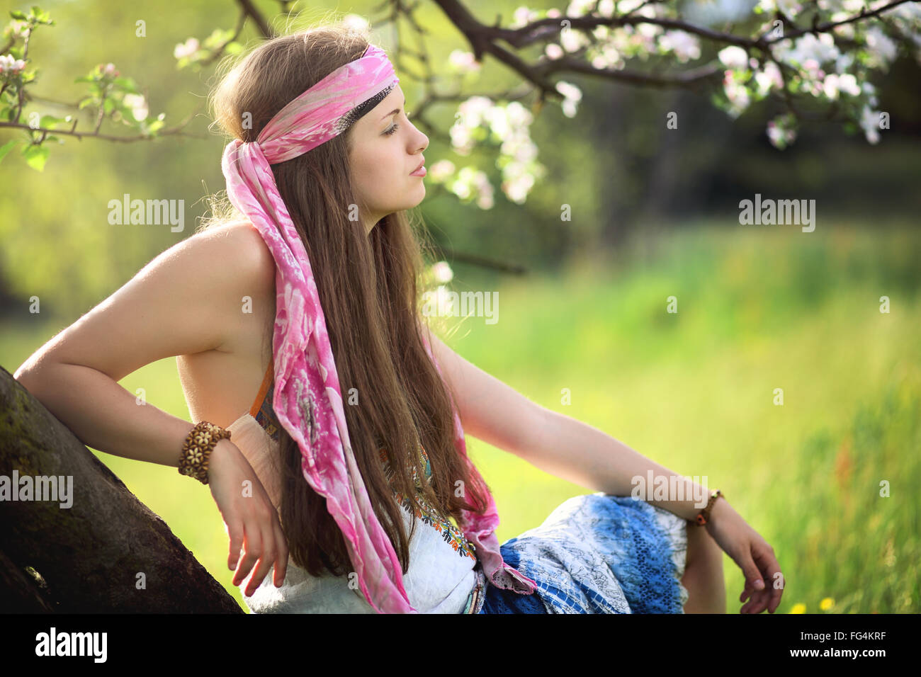 Wunderschöne Hippie-Frau genießen Frühling. Einklang mit der Natur Stockfoto