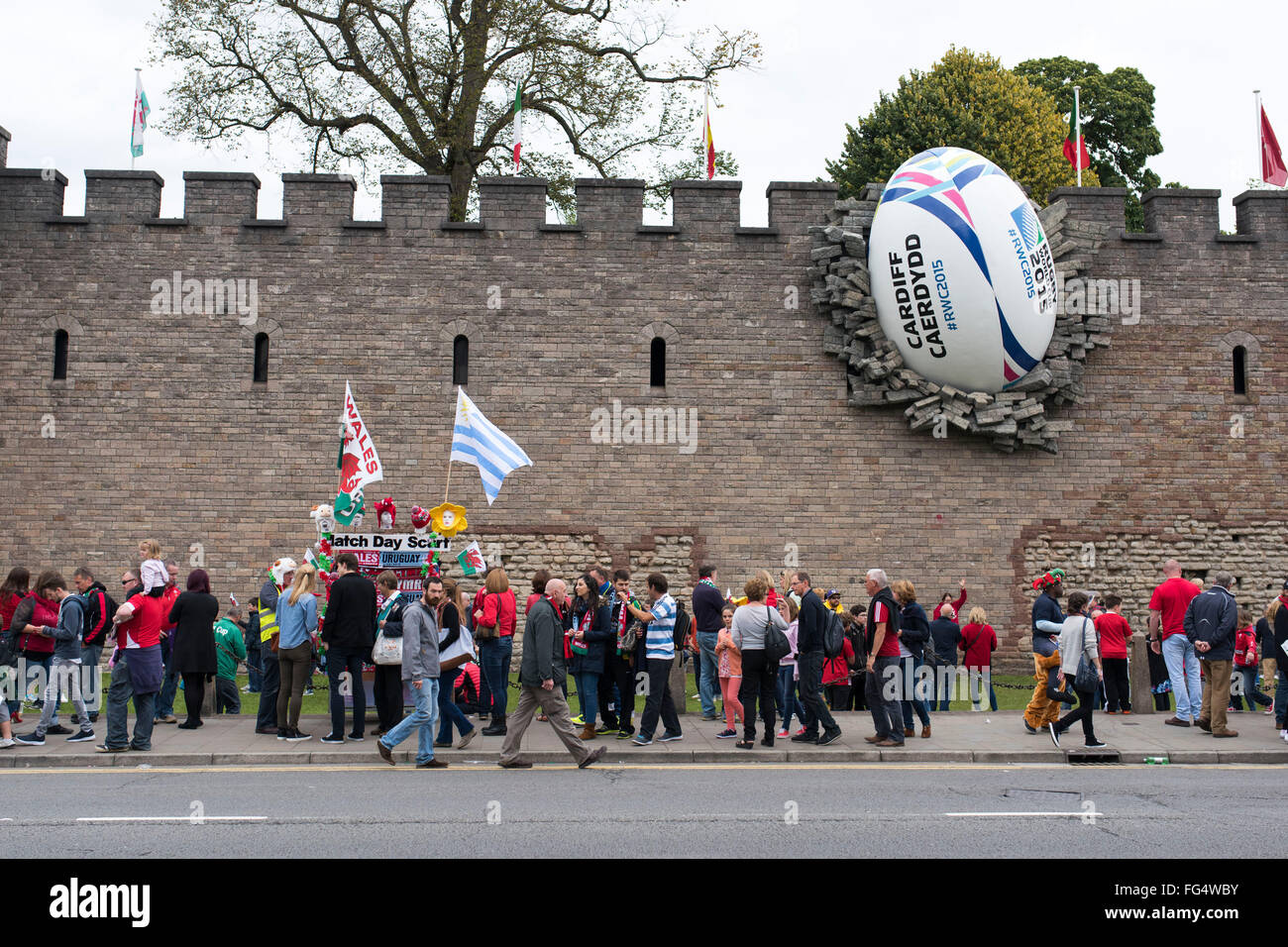 Ball in die Mauer bei Cardiff Castle für die Rugby-Weltmeisterschaft 2015 Stockfoto