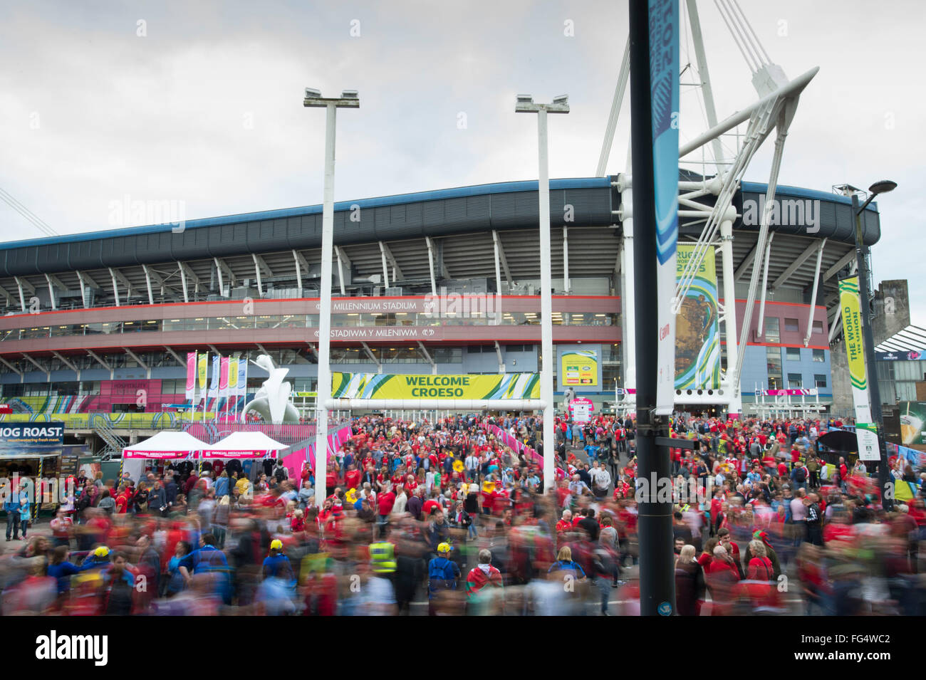 Wales Rugby-Fans im Fürstentum-Stadion, ehemals das Wales Millennium Stadium, Cardiff, Südwales. Stockfoto