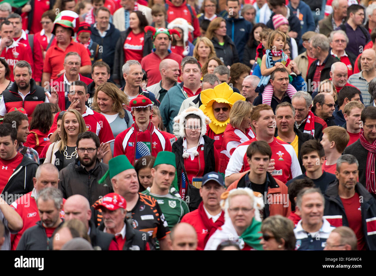 Wales Rugby-Fans in Cardiff für den Rugby World Cup 2015 in Cardiff, Südwales, vor Wales V Uruguay übereinstimmen. Stockfoto