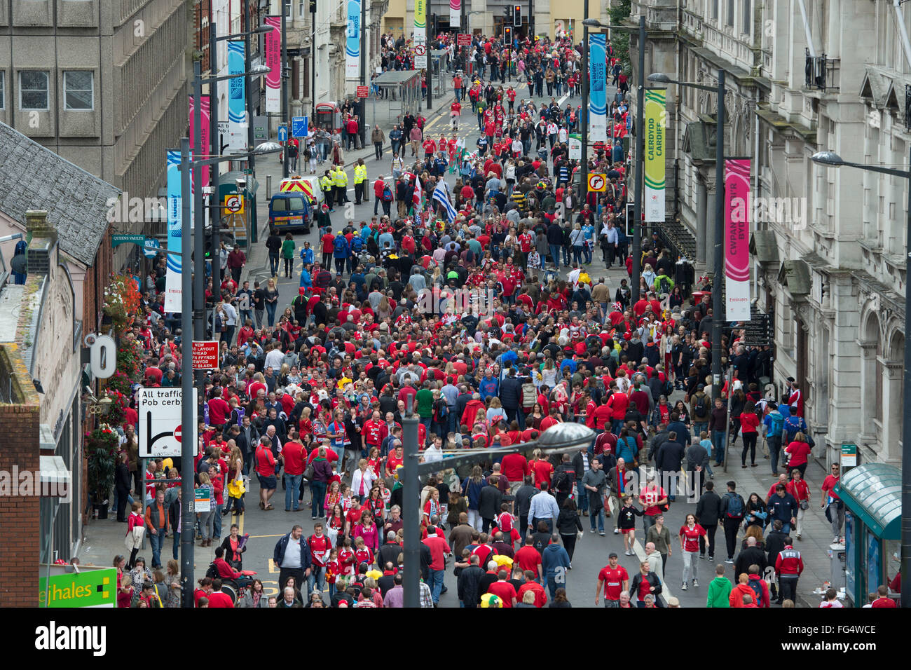 Wales Rugby-Fans in Cardiff für den Rugby World Cup 2015 in Cardiff, Südwales, vor Wales V Uruguay übereinstimmen. Stockfoto