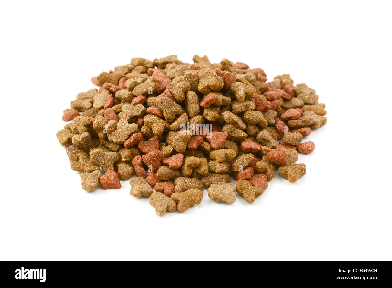 Trocken Katzenfutter, geformte Kitty Mahlen in einem Heap, isoliert auf weißem Hintergrund Stockfoto