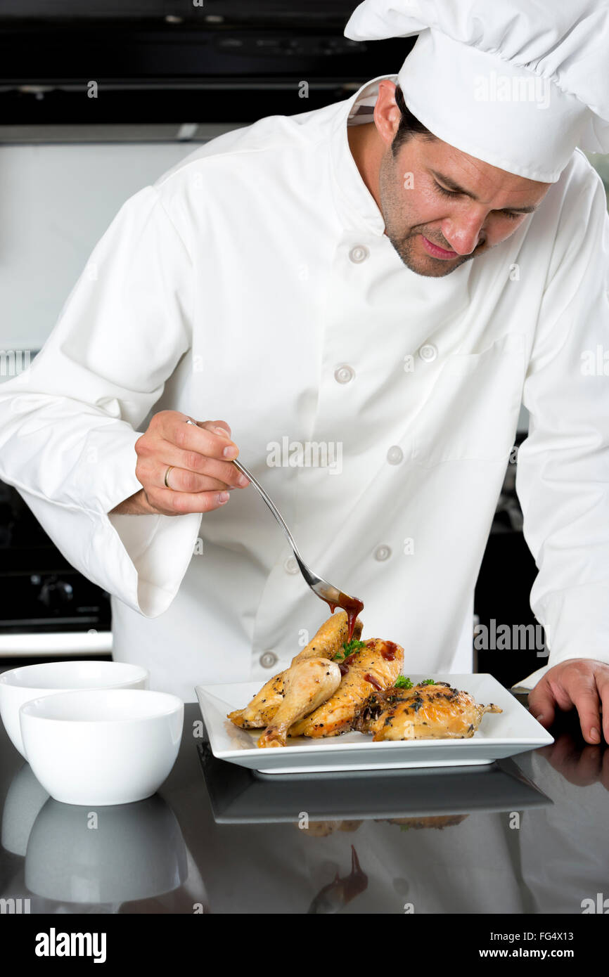 Koch, die Zubereitung von Speisen in der Küche Stockfoto