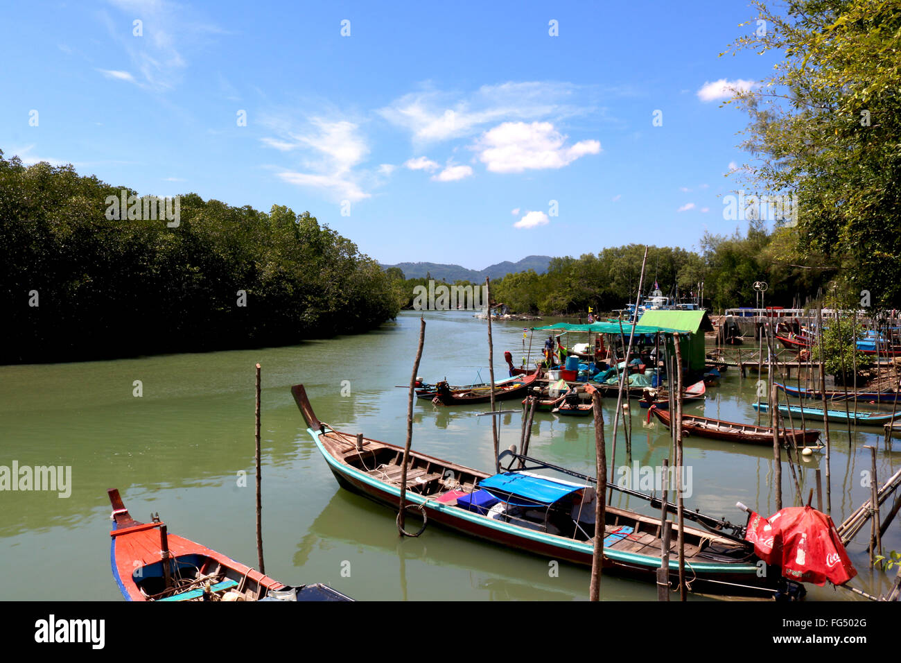 Thailand Phuket Bo Rae Angelboote/Fischerboote in den Mangroven Adrian Baker Stockfoto