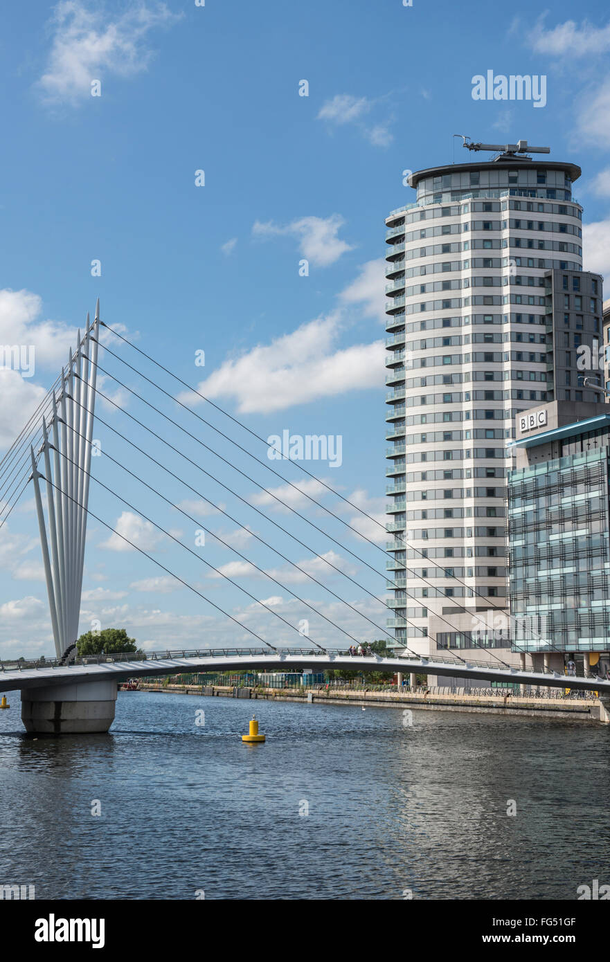 Fußgängerbrücke führt zu den BBC-Studios von den Manchester Ship Canal an der Media City, Salford Quays, Manchester, England, UK Stockfoto