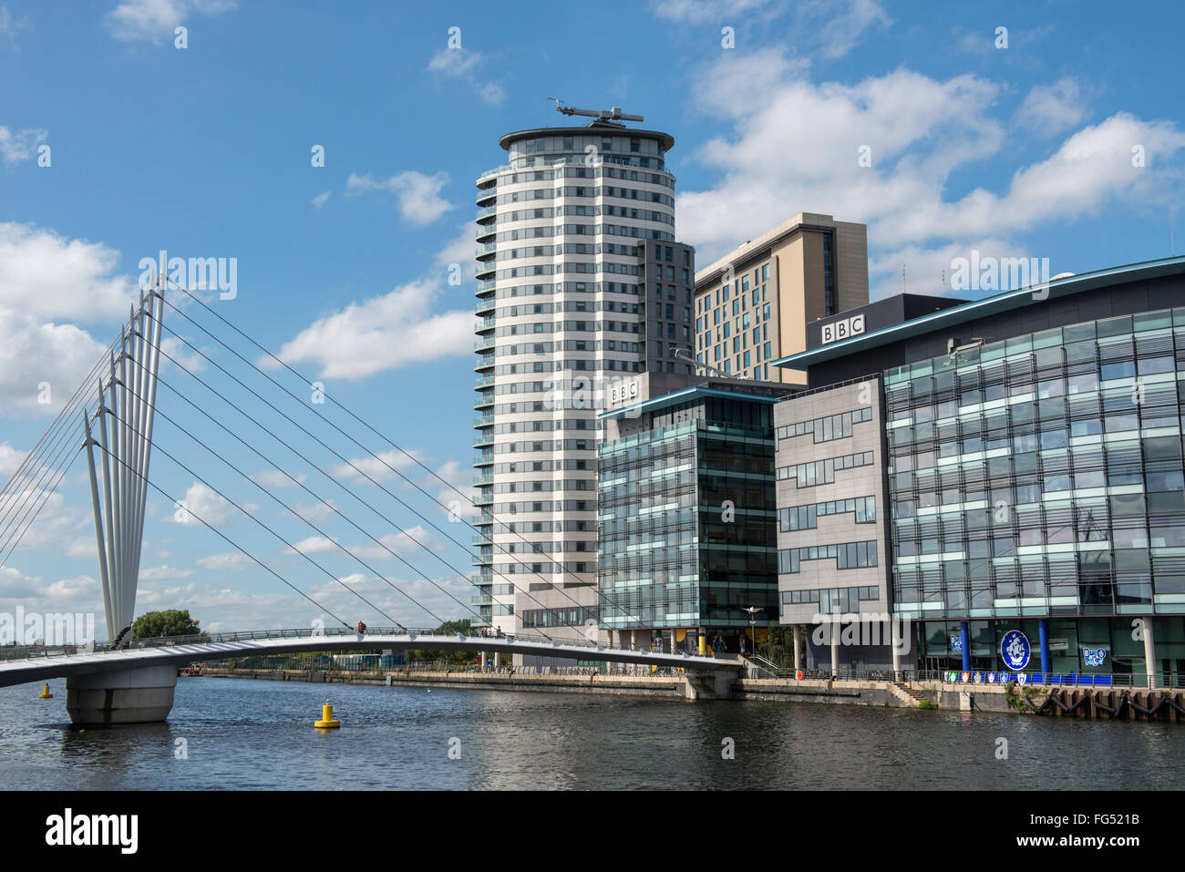 Fußgängerbrücke führt zu den BBC-Studios von den Manchester Ship Canal an der Media City, Salford Quays, Manchester, England, UK Stockfoto