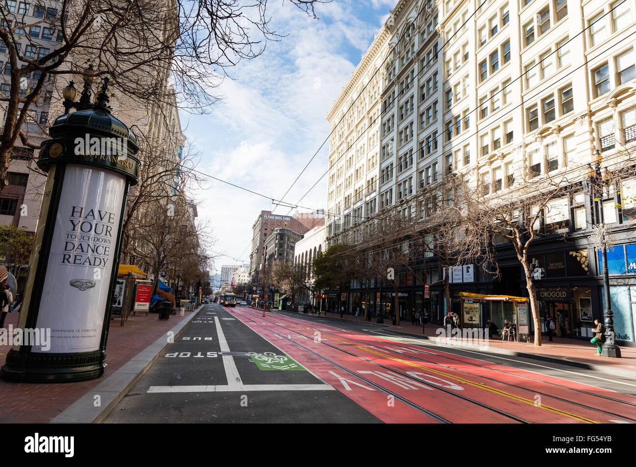 Blick auf eine Straße von San Francisco zeigt malte Linien, Zebrastreifen, Straße Seilbahn Tracks nur Bahnen, Fahrradroute bus Stockfoto