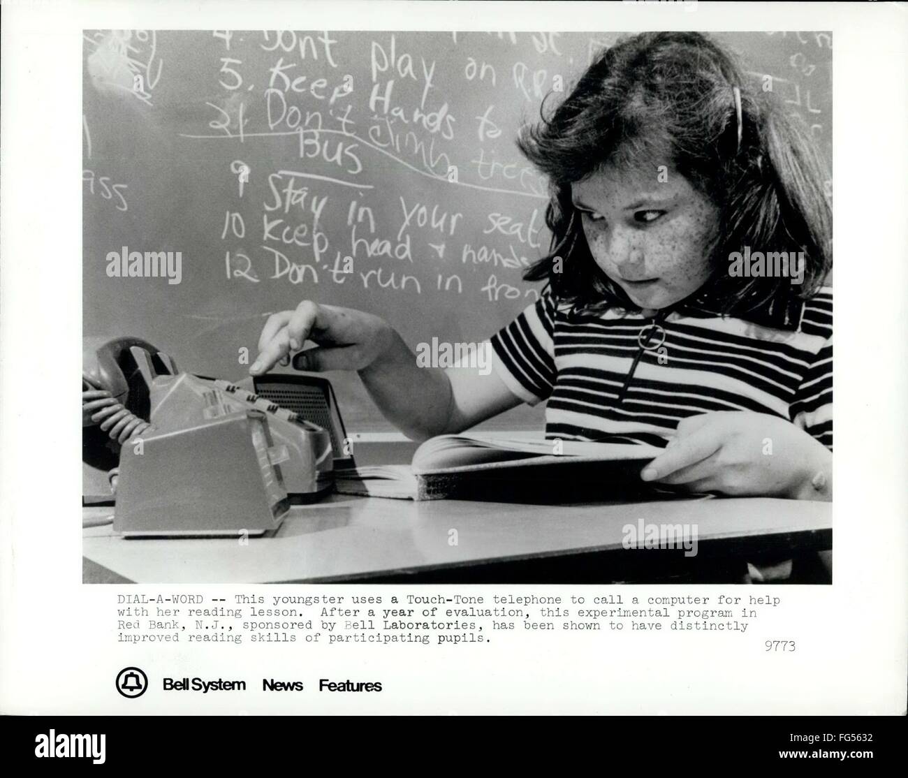 1980 - Dial - A - World: Dieser Youngster nutzt ein Touch-Tone-Telefon, einen Computer um Hilfe mit ihrer Lesung Lektion. Nach einem Jahr der Bewertung, dieses experimentelle Programm in Red Bank, nachweislich N.J., gesponsert von Bell Laboratories, Lesekompetenz der teilnehmenden Schülerinnen und Schüler deutlich verbessert haben. © Keystone Bilder USA/ZUMAPRESS.com/Alamy Live-Nachrichten Stockfoto