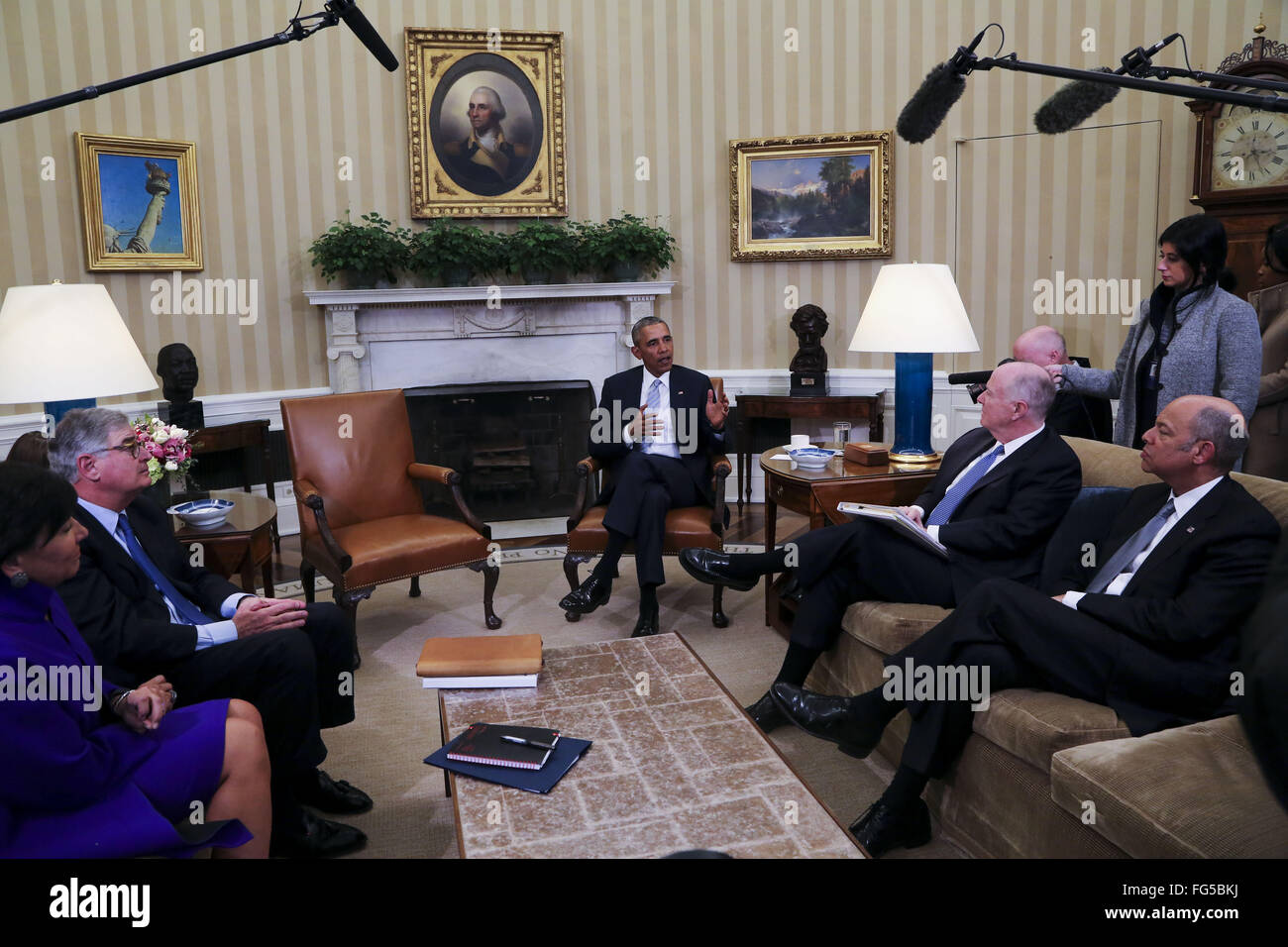 Washington DC, USA. 17. Februar 2016.  US-Präsident Barack Obama trifft sich mit ehemaligen National Security Advisor Tom Donilon (2R) und ehemaliger IBM CEO Sam Palmisano (2L), die als Vorsitzender und stellvertretender Vorsitzender der Kommission zur Verbesserung der nationalen Cyber-Sicherheit in das Ovale Büro des weißen Hauses in Washington, DC, 16. Februar 2016 bzw. ernannt werden. Bei diesem Treffen gibt es auch Commerce Sekretärin Penny Pritzker (L) und Secretary of Homeland Security Jeh Johnson (R). Stockfoto