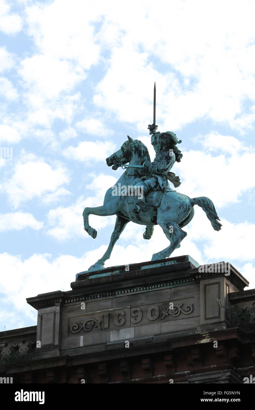 Statue von König William III (Prinz von Oranien) am Clifton Street Orange Hall in der Nähe von Carlisle Zirkus in Nordbelfast. Stockfoto