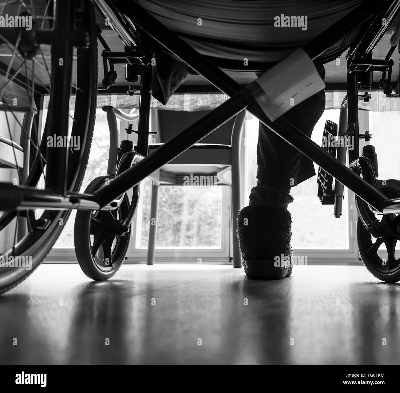 Alten Menschen auf einen Rollstuhl ohne linkes Bein. Stockfoto