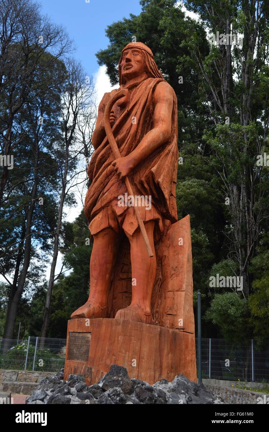 Hölzerne Statue, die die Mapuche Ureinwohner des südlichen Chile. Villarica, Araucania, Chile. Stockfoto