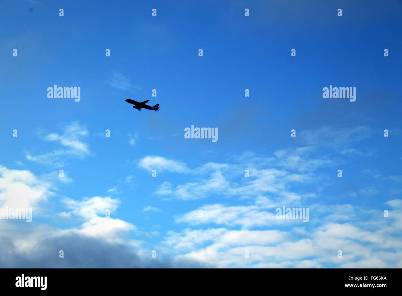 Silhouette des kommerziellen Flugzeug Stockfoto