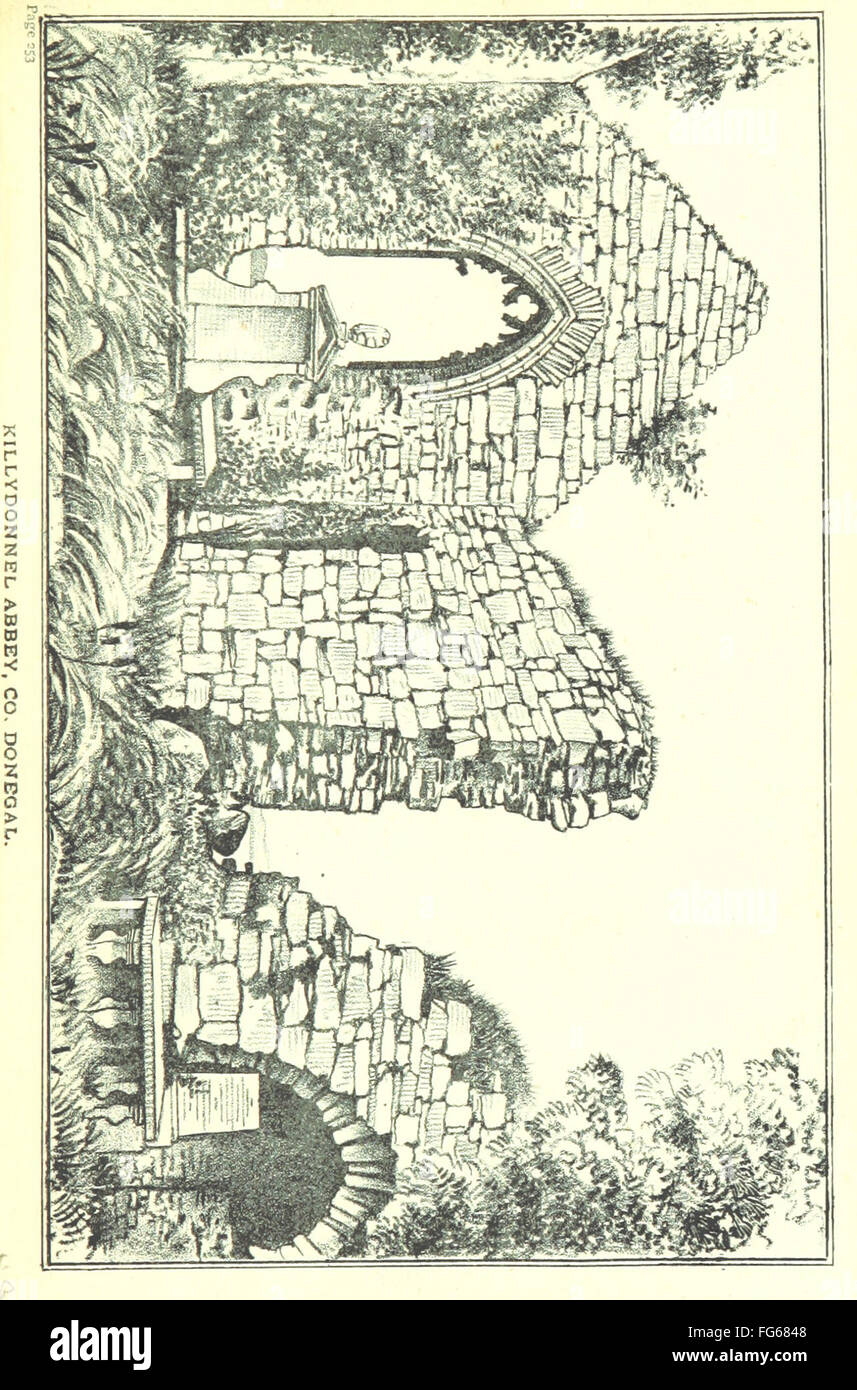Die Illustration aus den „Donegal Highlands“ zeigt die zerklüftete Landschaft und die landschaftliche Schönheit von Donegal, Irland. Die Vintage-Zeichnung mit komplizierten Kalligrafien und kunstvollen Grenzen dient als historische Darstellung der natürlichen Merkmale und des kulturellen Erbes der Region. Stockfoto